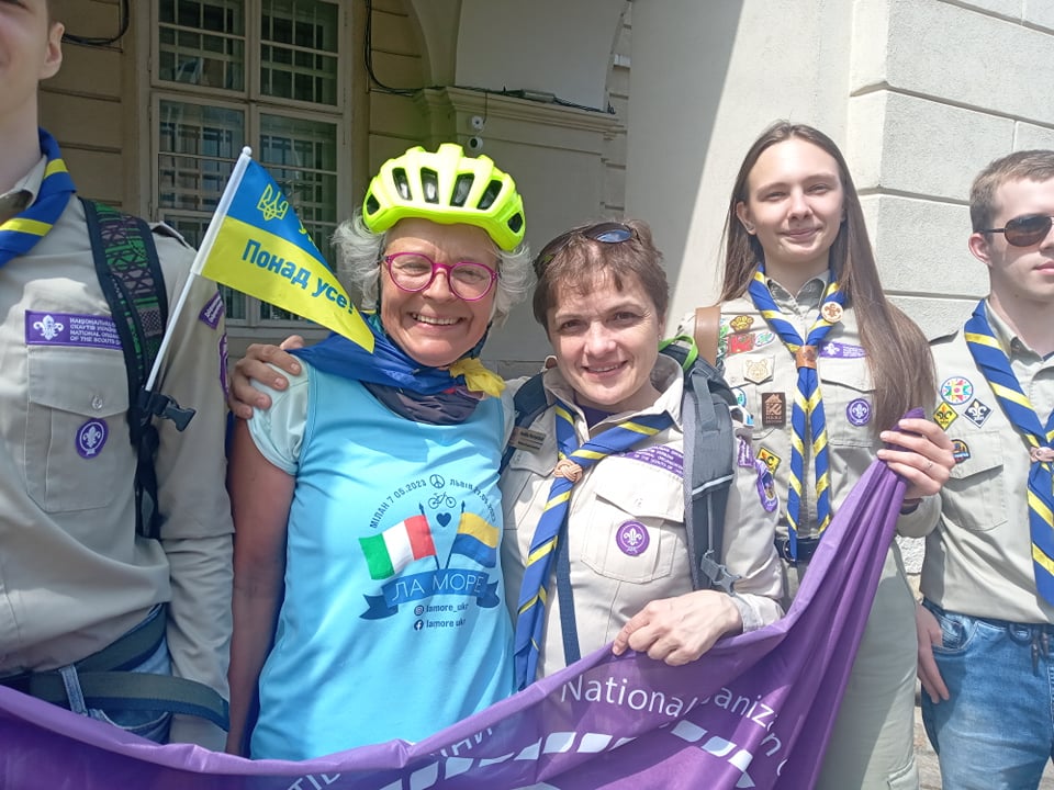 Фото 2: Андрій Садовий привітав у Львові велосипедистку Лауру Мореллі, яка проїхала 2100 км на підтримку України