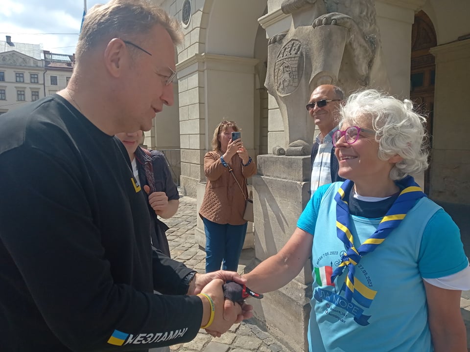 Фото 1: Андрій Садовий привітав у Львові велосипедистку Лауру Мореллі, яка проїхала 2100 км на підтримку України
