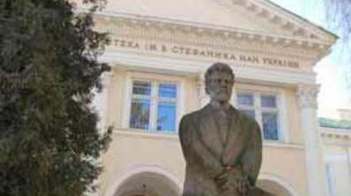 Фото: Пам’ятник Василеві Стефанику 